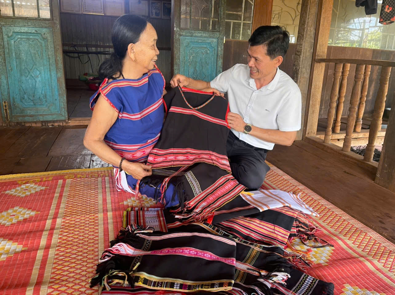 Cựu chiến binh Rơ Châm Monh - Người đưa văn hóa thổ cẩm ra thế giới